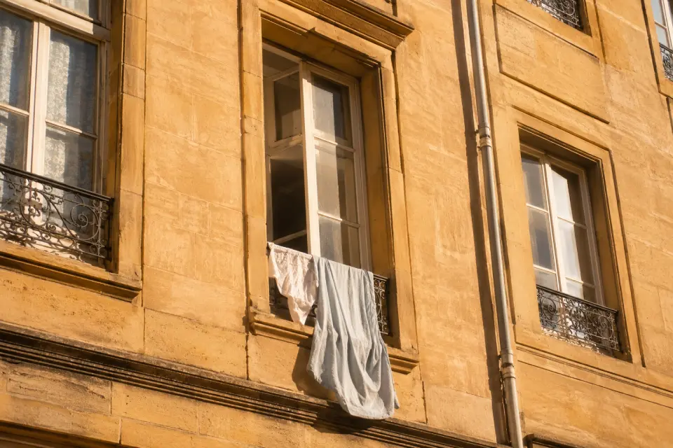 Canicule et logement en Moselle : Immeuble ancien à Metz concerné par la rénovation énergétique